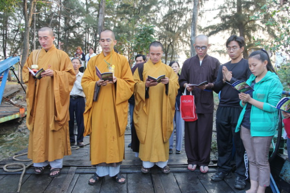 Đoàn Từ Thiện Chùa Hưng Phước Phóng Sanh Cá_Lần 1-2016/21-02-2016